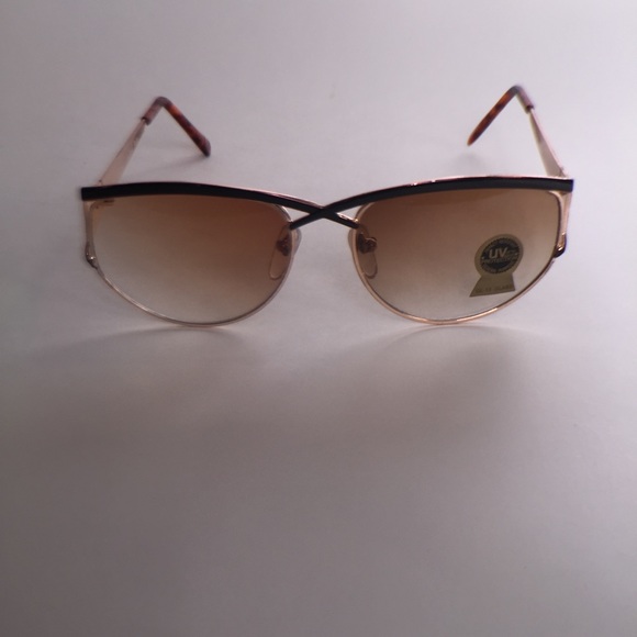 Accessories - Black and gold metal frame sunglasses 🕶